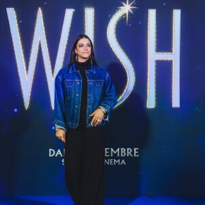 Ester Pantano Instagram - WISH, ennesimo capolavoro @disney , canzoni e citazioni in ogni frame, per chi ama Disney come me sarà un viaggio nei ricordi con doppiatori magnifici, @gaiaofficial che ha una voce meravigliosa e @michele_riondino che ha fatto un lavoro incredibile nei panni del cattivo Re Magnifico e @amadeusonoio che presta la voce al comico Valentino.

Sono felice di essere entrata a far parte di questa famiglia,
con i Leoni, parte di questo sogno grande. Di questo desiderio esaudito.
La cosa che chiedo più spesso è: “ cosa desideri? Quale é il tuo sogno?” E soprattuto trovo ogni scusa per esprimere e far esprimere i desideri, agli amici, ai passanti, quando l’orologio segna un orario come le 11:11, quando c’è una targa con 3 numeri uguali, quando cade un ciglio, quando spengo una candela, quando si fulmina una lampadina, i desideri sono il metro della vita, desiderare ci permette di superare anche i dolori grandi, di non fossilizzarci, è un grande balsamo per il cuore e l’anima. Poi i veri desideri ci dicono di tenerli per noi, per scaramanzia, io invece credo che più i sogni siano messi nel mondo, urlati, più sia facile realizzarli e trovare anime meravigliose pronte a coadiuvare la costruzione del sogno.
Nessuna scaramanzia perciò, poiché credo fermamente che ciò che è destinato a te non potrà togliertelo nessuno.

Domani 21 Dicembre esce WISH nelle sale, io auguro a tutti desideri immensi, perché è proprio nel desiderare che si accende il motore della vita. E auguro alle sale di riempirsi, perciò andate ⭐️

Possiamo aiutare tutti i sogni degli altri, possiamo avvicinarci e sentire una grande comunione di intenti.
I wish you the best WISH! 

⭐️✨

#wish #disney