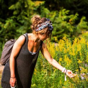 Esther Smith Instagram - Throw back to some sweet sweet Oregon plant tickling 🌻 thank you for the snap @jwra! (He is available for holidays, eclipses and shrub tending) #shrubbyloving