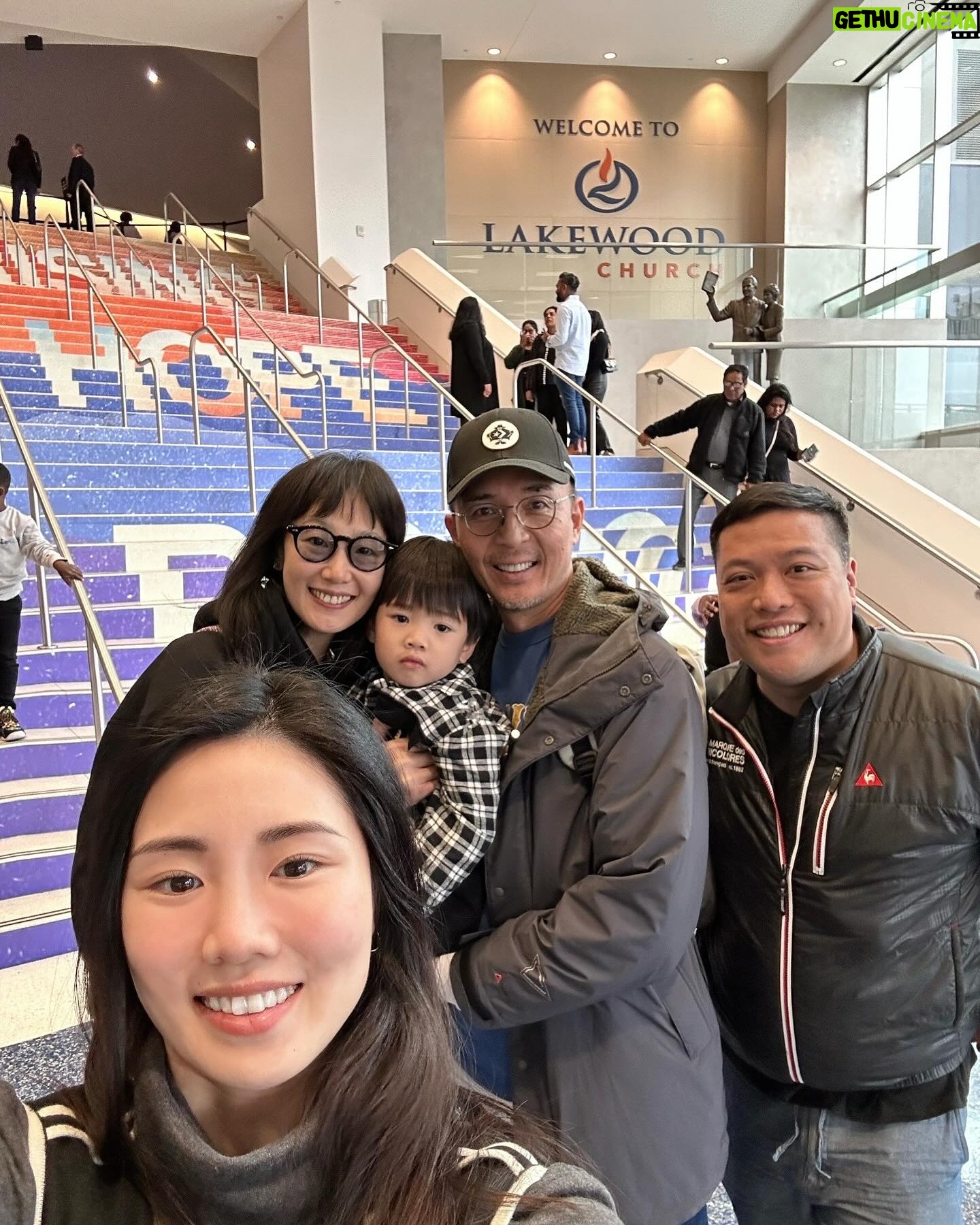 Esther Yang - 4.2K Likes - 《初訪休士頓》
.
從來沒想過會來到德州,要不是有親愛的家人在這邊。
待在這裡的一星期,從白天到黑夜,紮實又親密的體驗有孩子的生活⋯⋯
一大早就可以聽到小碎步向你的房間跑來,門外的那顆小頭在確認我們是否已經起來了?
一打開門後的飛撲 Morning Kiss實在很有成就感。
陪玩、餵食、清潔、哭鬧、爭吵、安慰、秀秀、再陪玩⋯⋯直到Good night Kiss。
哦~
一天下來沒幹什麼大事,也來不及滑手機(除了拍照留念),然後就精疲力竭的陣亡惹😑😑😑
親身體驗「甜蜜的負擔」,欸,是真的欸。
看到他們的笑容,跟你說的童言蜜語,清澈單純的眼神,擁抱的小身體,實在太融化人心,再累都願意再走一步。
.
我的親估啊!你們辛苦了!🫶🫶🫶
.
一切都不是容易的,只能靠著愛我們的神繼續添加力量,在任何軟弱的時刻💪
謝謝你們敞開心的招待及擁抱。
.
所有的相遇,都是久別重逢。
心心相印,盡在不言中⋯
Shalom Shalom
❤️❤️❤️❤️❤️❤️
