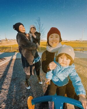 Esther Yang Instagram - 《初訪休士頓》
.
從來沒想過會來到德州，要不是有親愛的家人在這邊。
待在這裡的一星期，從白天到黑夜，紮實又親密的體驗有孩子的生活⋯⋯
一大早就可以聽到小碎步向你的房間跑來，門外的那顆小頭在確認我們是否已經起來了？
一打開門後的飛撲 Morning Kiss實在很有成就感。
陪玩、餵食、清潔、哭鬧、爭吵、安慰、秀秀、再陪玩⋯⋯直到Good night Kiss。
哦～
一天下來沒幹什麼大事，也來不及滑手機（除了拍照留念），然後就精疲力竭的陣亡惹😑😑😑
親身體驗「甜蜜的負擔」，欸，是真的欸。
看到他們的笑容，跟你說的童言蜜語，清澈單純的眼神，擁抱的小身體，實在太融化人心，再累都願意再走一步。
.
我的親估啊！你們辛苦了！🫶🫶🫶
.
一切都不是容易的，只能靠著愛我們的神繼續添加力量，在任何軟弱的時刻💪
謝謝你們敞開心的招待及擁抱。
.
所有的相遇，都是久別重逢。
心心相印，盡在不言中⋯
Shalom Shalom
❤️❤️❤️❤️❤️❤️