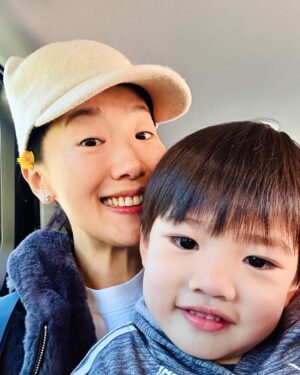 Esther Yang Instagram - 《初訪休士頓》
.
從來沒想過會來到德州，要不是有親愛的家人在這邊。
待在這裡的一星期，從白天到黑夜，紮實又親密的體驗有孩子的生活⋯⋯
一大早就可以聽到小碎步向你的房間跑來，門外的那顆小頭在確認我們是否已經起來了？
一打開門後的飛撲 Morning Kiss實在很有成就感。
陪玩、餵食、清潔、哭鬧、爭吵、安慰、秀秀、再陪玩⋯⋯直到Good night Kiss。
哦～
一天下來沒幹什麼大事，也來不及滑手機（除了拍照留念），然後就精疲力竭的陣亡惹😑😑😑
親身體驗「甜蜜的負擔」，欸，是真的欸。
看到他們的笑容，跟你說的童言蜜語，清澈單純的眼神，擁抱的小身體，實在太融化人心，再累都願意再走一步。
.
我的親估啊！你們辛苦了！🫶🫶🫶
.
一切都不是容易的，只能靠著愛我們的神繼續添加力量，在任何軟弱的時刻💪
謝謝你們敞開心的招待及擁抱。
.
所有的相遇，都是久別重逢。
心心相印，盡在不言中⋯
Shalom Shalom
❤️❤️❤️❤️❤️❤️