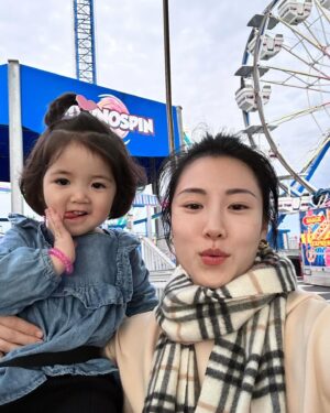 Esther Yang Instagram - 《初訪休士頓》
.
從來沒想過會來到德州，要不是有親愛的家人在這邊。
待在這裡的一星期，從白天到黑夜，紮實又親密的體驗有孩子的生活⋯⋯
一大早就可以聽到小碎步向你的房間跑來，門外的那顆小頭在確認我們是否已經起來了？
一打開門後的飛撲 Morning Kiss實在很有成就感。
陪玩、餵食、清潔、哭鬧、爭吵、安慰、秀秀、再陪玩⋯⋯直到Good night Kiss。
哦～
一天下來沒幹什麼大事，也來不及滑手機（除了拍照留念），然後就精疲力竭的陣亡惹😑😑😑
親身體驗「甜蜜的負擔」，欸，是真的欸。
看到他們的笑容，跟你說的童言蜜語，清澈單純的眼神，擁抱的小身體，實在太融化人心，再累都願意再走一步。
.
我的親估啊！你們辛苦了！🫶🫶🫶
.
一切都不是容易的，只能靠著愛我們的神繼續添加力量，在任何軟弱的時刻💪
謝謝你們敞開心的招待及擁抱。
.
所有的相遇，都是久別重逢。
心心相印，盡在不言中⋯
Shalom Shalom
❤️❤️❤️❤️❤️❤️