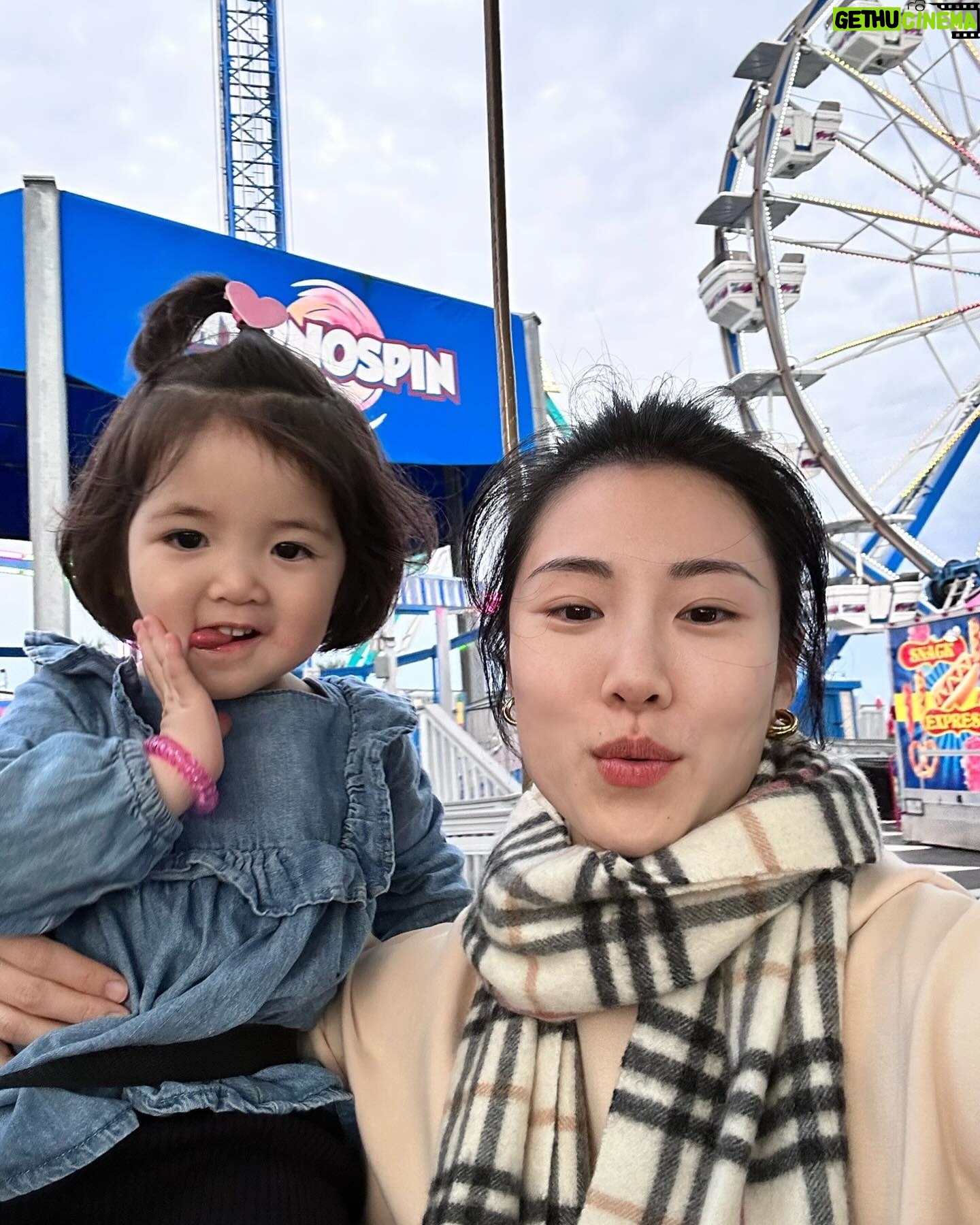 Esther Yang - 4.2K Likes - 《初訪休士頓》
.
從來沒想過會來到德州,要不是有親愛的家人在這邊。
待在這裡的一星期,從白天到黑夜,紮實又親密的體驗有孩子的生活⋯⋯
一大早就可以聽到小碎步向你的房間跑來,門外的那顆小頭在確認我們是否已經起來了?
一打開門後的飛撲 Morning Kiss實在很有成就感。
陪玩、餵食、清潔、哭鬧、爭吵、安慰、秀秀、再陪玩⋯⋯直到Good night Kiss。
哦~
一天下來沒幹什麼大事,也來不及滑手機(除了拍照留念),然後就精疲力竭的陣亡惹😑😑😑
親身體驗「甜蜜的負擔」,欸,是真的欸。
看到他們的笑容,跟你說的童言蜜語,清澈單純的眼神,擁抱的小身體,實在太融化人心,再累都願意再走一步。
.
我的親估啊!你們辛苦了!🫶🫶🫶
.
一切都不是容易的,只能靠著愛我們的神繼續添加力量,在任何軟弱的時刻💪
謝謝你們敞開心的招待及擁抱。
.
所有的相遇,都是久別重逢。
心心相印,盡在不言中⋯
Shalom Shalom
❤️❤️❤️❤️❤️❤️
