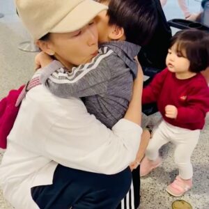Esther Yang Instagram - 《初訪休士頓》
.
從來沒想過會來到德州，要不是有親愛的家人在這邊。
待在這裡的一星期，從白天到黑夜，紮實又親密的體驗有孩子的生活⋯⋯
一大早就可以聽到小碎步向你的房間跑來，門外的那顆小頭在確認我們是否已經起來了？
一打開門後的飛撲 Morning Kiss實在很有成就感。
陪玩、餵食、清潔、哭鬧、爭吵、安慰、秀秀、再陪玩⋯⋯直到Good night Kiss。
哦～
一天下來沒幹什麼大事，也來不及滑手機（除了拍照留念），然後就精疲力竭的陣亡惹😑😑😑
親身體驗「甜蜜的負擔」，欸，是真的欸。
看到他們的笑容，跟你說的童言蜜語，清澈單純的眼神，擁抱的小身體，實在太融化人心，再累都願意再走一步。
.
我的親估啊！你們辛苦了！🫶🫶🫶
.
一切都不是容易的，只能靠著愛我們的神繼續添加力量，在任何軟弱的時刻💪
謝謝你們敞開心的招待及擁抱。
.
所有的相遇，都是久別重逢。
心心相印，盡在不言中⋯
Shalom Shalom
❤️❤️❤️❤️❤️❤️