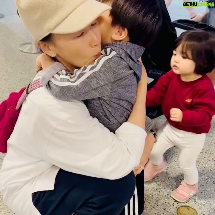Esther Yang - 4.2K Likes - 《初訪休士頓》
.
從來沒想過會來到德州,要不是有親愛的家人在這邊。
待在這裡的一星期,從白天到黑夜,紮實又親密的體驗有孩子的生活⋯⋯
一大早就可以聽到小碎步向你的房間跑來,門外的那顆小頭在確認我們是否已經起來了?
一打開門後的飛撲 Morning Kiss實在很有成就感。
陪玩、餵食、清潔、哭鬧、爭吵、安慰、秀秀、再陪玩⋯⋯直到Good night Kiss。
哦~
一天下來沒幹什麼大事,也來不及滑手機(除了拍照留念),然後就精疲力竭的陣亡惹😑😑😑
親身體驗「甜蜜的負擔」,欸,是真的欸。
看到他們的笑容,跟你說的童言蜜語,清澈單純的眼神,擁抱的小身體,實在太融化人心,再累都願意再走一步。
.
我的親估啊!你們辛苦了!🫶🫶🫶
.
一切都不是容易的,只能靠著愛我們的神繼續添加力量,在任何軟弱的時刻💪
謝謝你們敞開心的招待及擁抱。
.
所有的相遇,都是久別重逢。
心心相印,盡在不言中⋯
Shalom Shalom
❤️❤️❤️❤️❤️❤️