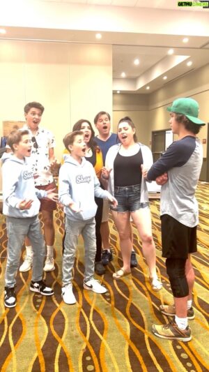 Ethan Fineshriber Instagram - Everybody was Kung Fu fighting! 😆 @sharpefamilysingers #ethanfineshriber #sharpefamilysingers #clamourcon #greatwolflodge #goldplaybutton @clamoursummit @clamourco @clamourlive @greatwolflodge #wedonttalkaboutbruno #fungfufighting #sidekick #atabrandambassador