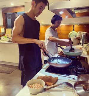 Ethan Juan Instagram - 宅在家，一起做飯❤️

#stayhomestaysafe