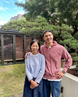 Ethan Juan Instagram - 說愛已經不足表達對妳的感謝，謝謝我老媽一路沈默的陪伴，希望能永遠讓妳笑得像天一樣藍，母親節快樂。