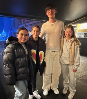 Étienne Boulay Instagram - 3 filles qui rencontrent leur idole! 🤩 Merci @fredz_musicc ! Et merci à ton équipe d’avoir organisé la rencontre @jftorpille @henryfrancoisgelot @nacimcity7