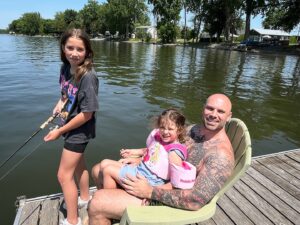 Étienne Boulay Instagram - Mes amis m’invitent à la pêche à chaque année et je veux rien savoir. Les filles me le demandent une fois et soudainement c’est ma nouvelle passion 🎣🤣 #girlsdad