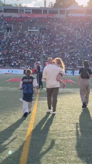 Étienne Boulay Instagram - C’est toujours spécial pour moi de remettre les pieds au Stade Percival et de revoir de vieux amis et d’anciens collègues. Merci aux @mtlalouettes d’avoir invité ma famille et moi à faire le coin toss avant le match, un bel honneur. Et quel match! Cette équipe est spéciale. Si vous n’êtes pas allé voir jouer les Alouettes dernièrement, cette organisation a pris une solide coche! Je suis fier de voir tous ces beaux changements! Bravo, c’est l’effet @pkpeladeau @mw.mtl @dannymaciocia @maasyoak12 ! Belle soirée avec les amis @gentardif1 et @charleshamelin 🏈