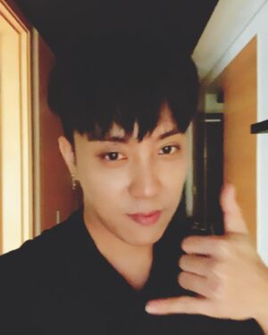 Eun Ji-won Instagram - 오늘 팬싸 날도추운데 많이와줘서 너무 고마워😜🙏🏽
한명한명 다 인사도 못해줘서 미안하고🙇🏽 멀리서도 와준 옐로키스💛 내일은 생방🎤인기가요 땜시 억지로 자야뎀😭잠은 왜 안오는데😭 이제 막 쌩쌩해졌는데😭어쩌라고😂 여러분은 굿나잇😴 
Ps. 제발 안무 안틀리게 해주세요 또 혼자 딴데로 안가게 해주세요 제발🙏🏽🙏🏽 📸발로찍 흔들림 주의📸