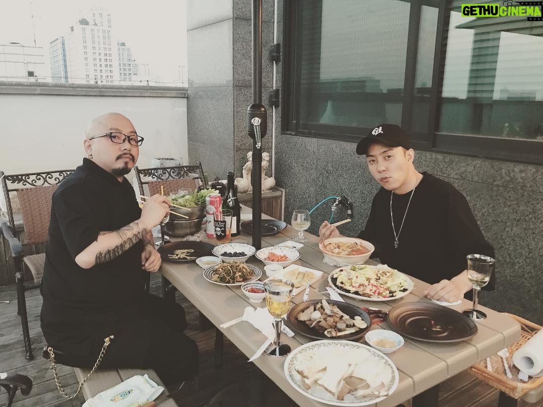 Eun Ji-won - 24.4K Likes - 영원한 #베프👬내 생일상 차려준다고 고생많았다잉😝 고맙다 @mr.tyfoon 근데 난 뭣땀시 #짬뽕🍜 을 먹고있는거냐며...😩