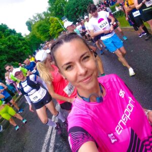 Éva Bátyai Instagram - Jön majd a részletes beszámoló is, de most csak itt hagyok pár képet szombatról(szelfi szelfi hátán🤭)... Megvan az 5. félmaratonom, nem volt egy "fun run" de így utólag szeretem...."Hihetetlen, de élmény!" volt... Éljen a @badacsonymaraton , jövőre #otttali 🏃‍♀️🏃‍♀️‍➡️
#badacsonymaraton #félmaraton #futás #futóverseny #fussatok #fussatokmertfutnijó #sport #sportoljatok #balaton #badacsony