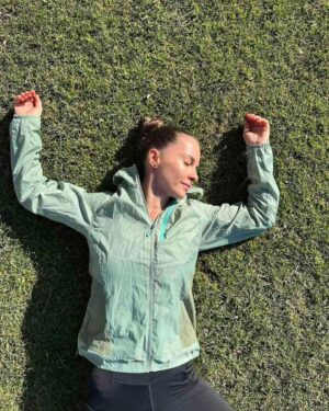 Éva Bátyai Instagram - Megvolt az első 3órás futásom!🏃‍♀️🧠 Ez volt eddig a leghosszabb. Először jojóztak a szemeim, amikor megláttam hét elején, hogy ezt tervelte ki Nándi @ensporttraining a hét végére. Nagyon vártam, nagyon kíváncsi voltam, hogy fog menni és egy kicsit féltem is. Mitől? Attól, hogyan is lesz ez a 3óra magamban....én, aki kifejezetten egyedül szeretek futni, nem is értettem, hogy ez hogy jött? De jött! Aztán ahogy elindultam, ment is. 2 óráig futottam simán. Aztán, ahogy már csak percek választottak el az eddigi leghosszabbtól, elindult a "buli"! 
🧠"Na mindjárt vége" .....ja ez nem félmaraton...akkor mégsem!
🧠"Basszus töri a cipő a lábamat!"....de sosem szokta, de ha mégis, akkor futok, ameddig bírom, meglátjuk...(nem törte)
🧠"Fáj a jobb térdem"...Jó, ezt a műsort ismerem, a vádlim húzza be, pár méter magas térdemelés és elmúlik...elmúlt!
🧠"Fáj a bal térdem"....ugyanez a szitu
🧠"Áááá már az eddigi leghosszabb felett vagyok....sziasztok fák, sziasztok virágok, csodálatos minden!"
🧠"5 perc van hátra, életem leghosszabb 5 perce, legyen már vége!"
🧠"2 perc még! Ugyan, futnék én tovább simán! Csak ennyi az egész?!?!"
🧠"VÉGE, MEGVAN....basszus alig tudok járni...na inkább ez a 200métert lefutom hazáig, mert az még megy"🏃‍♀️🏃‍♀️🏃‍♀️ 
🧠 De jó volt ez a 3óra nyugi! Közben a széldzseki is lekerült...
Aztán aznap még érdekes volt a járásom és el is gondolkodtam, hogy lesz így másnap a tánc próba, de simán ment. Megyünk tovább! 💪🏃‍♀️
🧠🏃‍♀️🌞
#ensportosvagyok #ensportsystem #ensporttraining #futapart #futás #fussatok #fussatokmertfutnijó #edzéstervezés #sport #sportolnijó #bátyaiévi #bátyaiéva #ezisbudapest #budapest