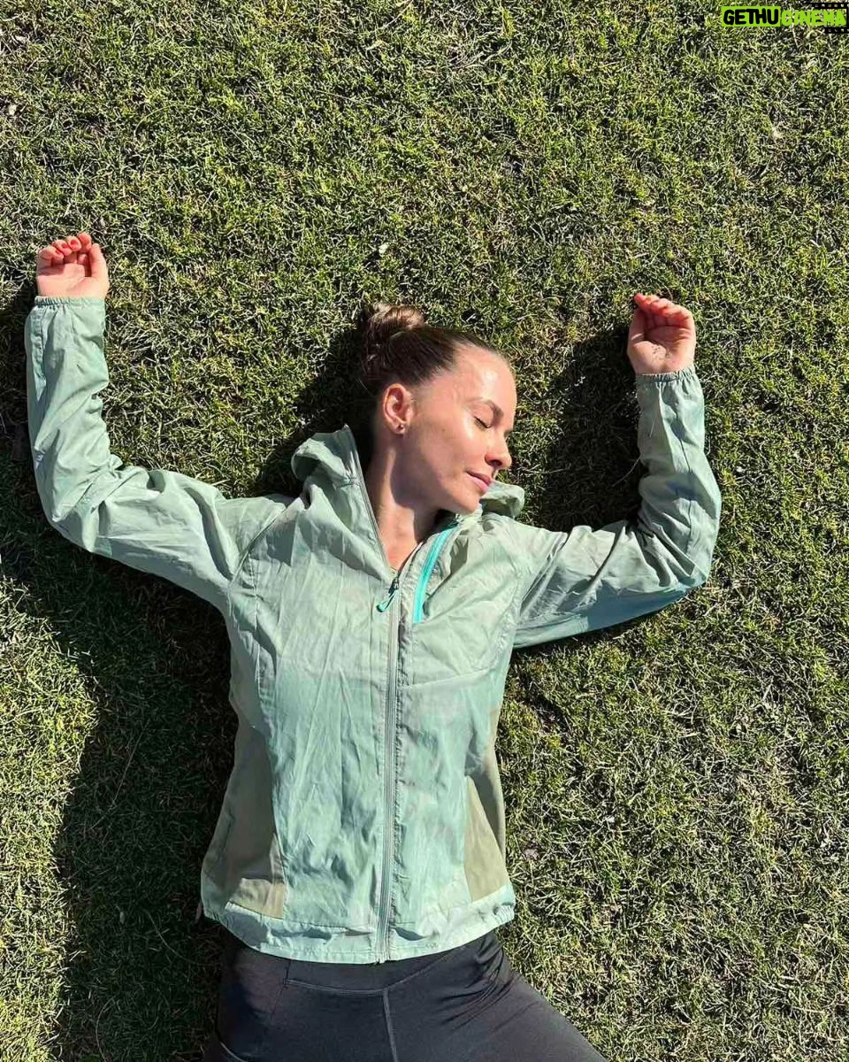 Éva Bátyai - 3 Likes - Megvolt az első 3órás futásom!🏃♀️🧠 Ez volt eddig a leghosszabb. Először jojóztak a szemeim, amikor megláttam hét elején, hogy ezt tervelte ki Nándi @ensporttraining a hét végére. Nagyon vártam, nagyon kíváncsi voltam, hogy fog menni és egy kicsit féltem is. Mitől? Attól, hogyan is lesz ez a 3óra magamban....én, aki kifejezetten egyedül szeretek futni, nem is értettem, hogy ez hogy jött? De jött! Aztán ahogy elindultam, ment is. 2 óráig futottam simán. Aztán, ahogy már csak percek választottak el az eddigi leghosszabbtól, elindult a "buli"!
🧠"Na mindjárt vége" .....ja ez nem félmaraton...akkor mégsem!
🧠"Basszus töri a cipő a lábamat!"....de sosem szokta, de ha mégis, akkor futok, ameddig bírom, meglátjuk...(nem törte)
🧠"Fáj a jobb térdem"...Jó, ezt a műsort ismerem, a vádlim húzza be, pár méter magas térdemelés és elmúlik...elmúlt!
🧠"Fáj a bal térdem"....ugyanez a szitu
🧠"Áááá már az eddigi leghosszabb felett vagyok....sziasztok fák, sziasztok virágok, csodálatos minden!"
🧠"5 perc van hátra, életem leghosszabb 5 perce, legyen már vége!"
🧠"2 perc még! Ugyan, futnék én tovább simán! Csak ennyi az egész?!?!"
🧠"VÉGE, MEGVAN....basszus alig tudok járni...na inkább ez a 200métert lefutom hazáig, mert az még megy"🏃♀️🏃♀️🏃♀️
🧠 De jó volt ez a 3óra nyugi! Közben a széldzseki is lekerült...
Aztán aznap még érdekes volt a járásom és el is gondolkodtam, hogy lesz így másnap a tánc próba, de simán ment. Megyünk tovább! 💪🏃♀️
🧠🏃♀️🌞
#ensportosvagyok #ensportsystem #ensporttraining #futapart #futás #fussatok #fussatokmertfutnijó #edzéstervezés #sport #sportolnijó #bátyaiévi #bátyaiéva #ezisbudapest #budapest