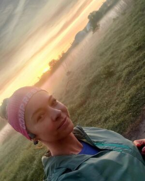 Éva Bátyai Instagram - Megvolt az első 3órás futásom!🏃‍♀️🧠 Ez volt eddig a leghosszabb. Először jojóztak a szemeim, amikor megláttam hét elején, hogy ezt tervelte ki Nándi @ensporttraining a hét végére. Nagyon vártam, nagyon kíváncsi voltam, hogy fog menni és egy kicsit féltem is. Mitől? Attól, hogyan is lesz ez a 3óra magamban....én, aki kifejezetten egyedül szeretek futni, nem is értettem, hogy ez hogy jött? De jött! Aztán ahogy elindultam, ment is. 2 óráig futottam simán. Aztán, ahogy már csak percek választottak el az eddigi leghosszabbtól, elindult a "buli"! 
🧠"Na mindjárt vége" .....ja ez nem félmaraton...akkor mégsem!
🧠"Basszus töri a cipő a lábamat!"....de sosem szokta, de ha mégis, akkor futok, ameddig bírom, meglátjuk...(nem törte)
🧠"Fáj a jobb térdem"...Jó, ezt a műsort ismerem, a vádlim húzza be, pár méter magas térdemelés és elmúlik...elmúlt!
🧠"Fáj a bal térdem"....ugyanez a szitu
🧠"Áááá már az eddigi leghosszabb felett vagyok....sziasztok fák, sziasztok virágok, csodálatos minden!"
🧠"5 perc van hátra, életem leghosszabb 5 perce, legyen már vége!"
🧠"2 perc még! Ugyan, futnék én tovább simán! Csak ennyi az egész?!?!"
🧠"VÉGE, MEGVAN....basszus alig tudok járni...na inkább ez a 200métert lefutom hazáig, mert az még megy"🏃‍♀️🏃‍♀️🏃‍♀️ 
🧠 De jó volt ez a 3óra nyugi! Közben a széldzseki is lekerült...
Aztán aznap még érdekes volt a járásom és el is gondolkodtam, hogy lesz így másnap a tánc próba, de simán ment. Megyünk tovább! 💪🏃‍♀️
🧠🏃‍♀️🌞
#ensportosvagyok #ensportsystem #ensporttraining #futapart #futás #fussatok #fussatokmertfutnijó #edzéstervezés #sport #sportolnijó #bátyaiévi #bátyaiéva #ezisbudapest #budapest