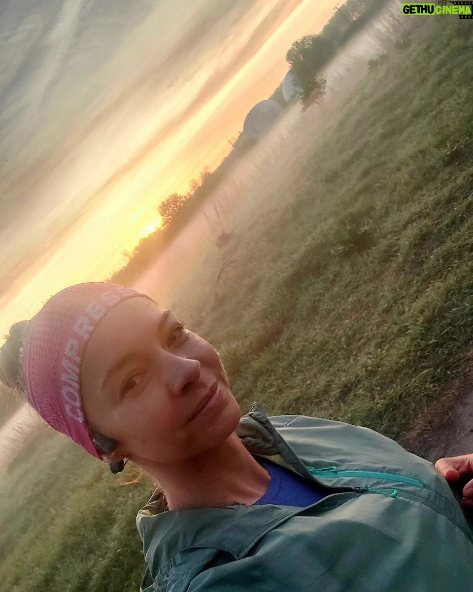 Éva Bátyai - 3 Likes - Megvolt az első 3órás futásom!🏃♀️🧠 Ez volt eddig a leghosszabb. Először jojóztak a szemeim, amikor megláttam hét elején, hogy ezt tervelte ki Nándi @ensporttraining a hét végére. Nagyon vártam, nagyon kíváncsi voltam, hogy fog menni és egy kicsit féltem is. Mitől? Attól, hogyan is lesz ez a 3óra magamban....én, aki kifejezetten egyedül szeretek futni, nem is értettem, hogy ez hogy jött? De jött! Aztán ahogy elindultam, ment is. 2 óráig futottam simán. Aztán, ahogy már csak percek választottak el az eddigi leghosszabbtól, elindult a "buli"!
🧠"Na mindjárt vége" .....ja ez nem félmaraton...akkor mégsem!
🧠"Basszus töri a cipő a lábamat!"....de sosem szokta, de ha mégis, akkor futok, ameddig bírom, meglátjuk...(nem törte)
🧠"Fáj a jobb térdem"...Jó, ezt a műsort ismerem, a vádlim húzza be, pár méter magas térdemelés és elmúlik...elmúlt!
🧠"Fáj a bal térdem"....ugyanez a szitu
🧠"Áááá már az eddigi leghosszabb felett vagyok....sziasztok fák, sziasztok virágok, csodálatos minden!"
🧠"5 perc van hátra, életem leghosszabb 5 perce, legyen már vége!"
🧠"2 perc még! Ugyan, futnék én tovább simán! Csak ennyi az egész?!?!"
🧠"VÉGE, MEGVAN....basszus alig tudok járni...na inkább ez a 200métert lefutom hazáig, mert az még megy"🏃♀️🏃♀️🏃♀️
🧠 De jó volt ez a 3óra nyugi! Közben a széldzseki is lekerült...
Aztán aznap még érdekes volt a járásom és el is gondolkodtam, hogy lesz így másnap a tánc próba, de simán ment. Megyünk tovább! 💪🏃♀️
🧠🏃♀️🌞
#ensportosvagyok #ensportsystem #ensporttraining #futapart #futás #fussatok #fussatokmertfutnijó #edzéstervezés #sport #sportolnijó #bátyaiévi #bátyaiéva #ezisbudapest #budapest