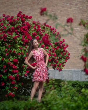 Éva Bátyai Instagram - "Vannak csodák, amikről jobb hallgatni. Különben az ember nem ért meg többé semmit."
(Antoine de Saint-Exupéry)
🌹🌹🌹
Fotó: @kooadrien @kooadrienportrefotografus 
🌹🌹🌹
#rózsa #fotózás #kooadrien #színésznő #virág #bátyaiévi #bátyaiéva