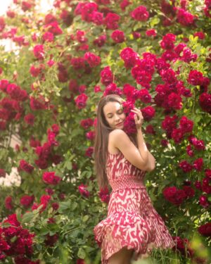 Éva Bátyai Instagram - "Vannak csodák, amikről jobb hallgatni. Különben az ember nem ért meg többé semmit."
(Antoine de Saint-Exupéry)
🌹🌹🌹
Fotó: @kooadrien @kooadrienportrefotografus 
🌹🌹🌹
#rózsa #fotózás #kooadrien #színésznő #virág #bátyaiévi #bátyaiéva