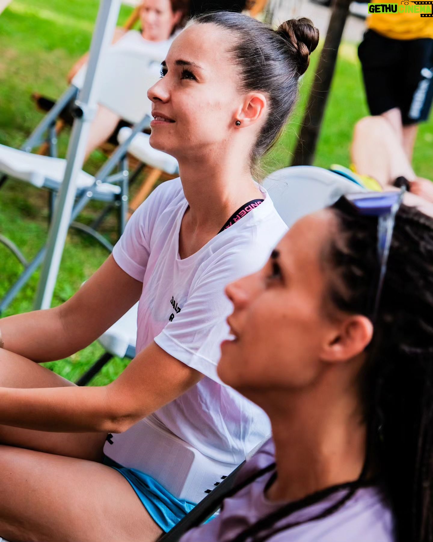 Éva Bátyai - 3 Likes - Csöppet eláztunk tegnap! Na de mit számít???? Hiszen tegnap ünnepeltük a Salomon @mienkaterep Runity 1. szülinapját!🎂Futottunk egy jót! Napsütésben indultunk🌞, ömlő esőben értünk vissza💦. Előtte jól bepogiztunk, utána betortáztunk, jókat nevettünk és örültünk, hogy együtt lehetünk.
@nedybali @_elvtarspajtas_ jó, hogy megálmodtátok! @ovary.gabriella @szb_vivi_ fantasztikus, ahogy minden héten levezénylitek!🙏
Gratulálok a legszorgosabbaknak!!!!!
Ígérem többször jövök!
Amúgy csatlakozhat bárki! Csak szólok!!! Keressétek a Salomon Runity oldalát és eseményeit a Facebookon! Hátha összefutunk😉
Köszi a Fotókat @fotozzuk_hu 🙏
4. Fotó Bali, 5. Fotó @krass.tomi Nektek is köszi😁
💦🎂🌞🏃♀️🏃♀️
#salomon #runity #salomonrunity #salomonrunning
#futás #közösségifutás #közösség #futóbarátok #fussatok #sport #sportoljatok #mozogjatok #batyaiévi #bátyaiéva