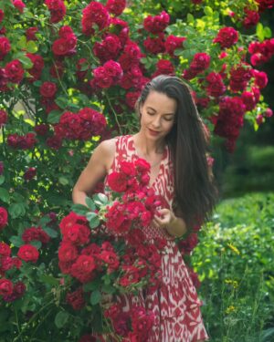 Éva Bátyai Instagram - "Vannak csodák, amikről jobb hallgatni. Különben az ember nem ért meg többé semmit."
(Antoine de Saint-Exupéry)
🌹🌹🌹
Fotó: @kooadrien @kooadrienportrefotografus 
🌹🌹🌹
#rózsa #fotózás #kooadrien #színésznő #virág #bátyaiévi #bátyaiéva