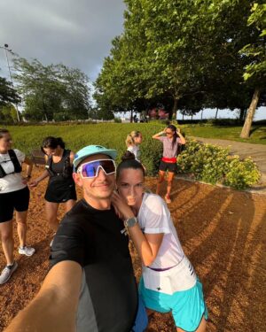 Éva Bátyai Instagram - Csöppet eláztunk tegnap! Na de mit számít???? Hiszen tegnap ünnepeltük a Salomon @mienkaterep Runity 1. szülinapját!🎂Futottunk egy jót! Napsütésben indultunk🌞, ömlő esőben értünk vissza💦. Előtte jól bepogiztunk, utána betortáztunk, jókat nevettünk és örültünk, hogy együtt lehetünk. 
@nedybali @_elvtarspajtas_  jó, hogy megálmodtátok! @ovary.gabriella @szb_vivi_ fantasztikus, ahogy minden héten levezénylitek!🙏
Gratulálok a legszorgosabbaknak!!!!!
Ígérem többször jövök!
Amúgy csatlakozhat bárki! Csak szólok!!! Keressétek a Salomon Runity oldalát és eseményeit a Facebookon! Hátha összefutunk😉
Köszi a Fotókat @fotozzuk_hu 🙏
4. Fotó Bali, 5. Fotó @krass.tomi Nektek is köszi😁
💦🎂🌞🏃‍♀️🏃‍♀️
#salomon #runity #salomonrunity #salomonrunning
#futás #közösségifutás #közösség #futóbarátok #fussatok #sport #sportoljatok #mozogjatok #batyaiévi #bátyaiéva