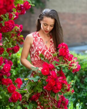 Éva Bátyai Instagram - "Vannak csodák, amikről jobb hallgatni. Különben az ember nem ért meg többé semmit."
(Antoine de Saint-Exupéry)
🌹🌹🌹
Fotó: @kooadrien @kooadrienportrefotografus 
🌹🌹🌹
#rózsa #fotózás #kooadrien #színésznő #virág #bátyaiévi #bátyaiéva