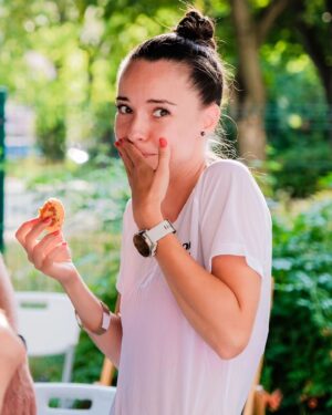 Éva Bátyai Instagram - Csöppet eláztunk tegnap! Na de mit számít???? Hiszen tegnap ünnepeltük a Salomon @mienkaterep Runity 1. szülinapját!🎂Futottunk egy jót! Napsütésben indultunk🌞, ömlő esőben értünk vissza💦. Előtte jól bepogiztunk, utána betortáztunk, jókat nevettünk és örültünk, hogy együtt lehetünk. 
@nedybali @_elvtarspajtas_  jó, hogy megálmodtátok! @ovary.gabriella @szb_vivi_ fantasztikus, ahogy minden héten levezénylitek!🙏
Gratulálok a legszorgosabbaknak!!!!!
Ígérem többször jövök!
Amúgy csatlakozhat bárki! Csak szólok!!! Keressétek a Salomon Runity oldalát és eseményeit a Facebookon! Hátha összefutunk😉
Köszi a Fotókat @fotozzuk_hu 🙏
4. Fotó Bali, 5. Fotó @krass.tomi Nektek is köszi😁
💦🎂🌞🏃‍♀️🏃‍♀️
#salomon #runity #salomonrunity #salomonrunning
#futás #közösségifutás #közösség #futóbarátok #fussatok #sport #sportoljatok #mozogjatok #batyaiévi #bátyaiéva