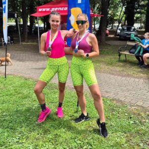 Éva Bátyai Instagram - Jön majd a részletes beszámoló is, de most csak itt hagyok pár képet szombatról(szelfi szelfi hátán🤭)... Megvan az 5. félmaratonom, nem volt egy "fun run" de így utólag szeretem...."Hihetetlen, de élmény!" volt... Éljen a @badacsonymaraton , jövőre #otttali 🏃‍♀️🏃‍♀️‍➡️
#badacsonymaraton #félmaraton #futás #futóverseny #fussatok #fussatokmertfutnijó #sport #sportoljatok #balaton #badacsony