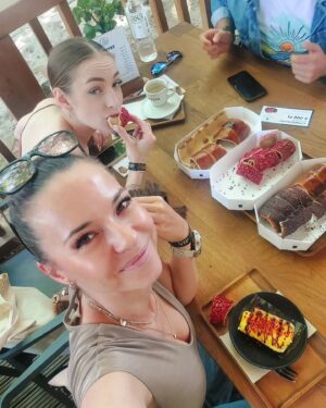 Éva Bátyai Instagram - Tessék, nem csak futok, eszem is! Imádom, @vitezkurtos függő vagyok!! Ha Te nem, az csak azért lehet, mert még nem kóstoltad a kürtőskalácsaikat és más finomságaikat! Úgyhogy ideje felzarkózni, ha pedig Te is nagyon szereted, akkor azért: Május 10-11-12 4.KÜRTŐSKALÁCS VIGALOM az Állatkertben @zoobudapest @edesmacko
💛💛💛
@justcreativeagency
#kürtőskalács #kürtőskalácsvigalom #állatkert #édesmackókürtőskalácscukrászda #vitézkürtős #fővárosiállatkert #budapestiprogramok #Budapest #májusiprogramok #kedvencédesség #bátyaiévi #bátyaiéva