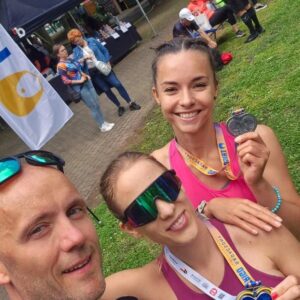 Éva Bátyai Instagram - Jön majd a részletes beszámoló is, de most csak itt hagyok pár képet szombatról(szelfi szelfi hátán🤭)... Megvan az 5. félmaratonom, nem volt egy "fun run" de így utólag szeretem...."Hihetetlen, de élmény!" volt... Éljen a @badacsonymaraton , jövőre #otttali 🏃‍♀️🏃‍♀️‍➡️
#badacsonymaraton #félmaraton #futás #futóverseny #fussatok #fussatokmertfutnijó #sport #sportoljatok #balaton #badacsony