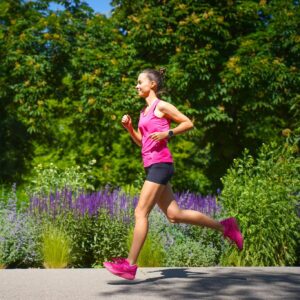 Éva Bátyai Instagram - Szerelem első futásra! 🩷 De tényleg! Ne legyen túl puha, de legyen könnyű és szokjam meg az őszi maratonig. Nos már az első közös futásunkon egymásra találtunk, pedig nekem minden új cipőhöz hetek kellenek. Azóta a második közös félmaratonunkra készülünk már! @mienkaterep  Salomon Phantasm 2 🩷 sok közös futást még nekünk!
📸 @szasza1975 🙏🙏🙏
🏃‍♀️🩷🏃‍♀️🩷🏃‍♀️🩷🏃‍♀️
#reklám #salomonrunning #salomon #futócipő #futás #fussatok #fussatokmertfutnijó #futócucc #sport #sportoljatok #bátyaiévi #bátyaiéva #margitsziget #budapest #futásmotiváció #run #running
