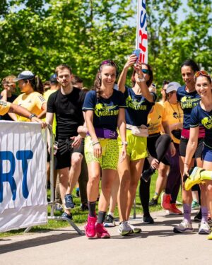Éva Bátyai Instagram - Ugye jövő májusban is futunk együtt azokért, akik nem futhatnak?💙💛 @wflworldrun
@wingsforlife 
@redbullhu 
📸 @balazs_palfi
#együttműködés #wingsforlife #wingsforlifeworldrun #futnimenő #fussatok #futás #fussatokmertfutnijó #running #runningmotivation #sportolnijó #sport #futóverseny #budapest #varosliget