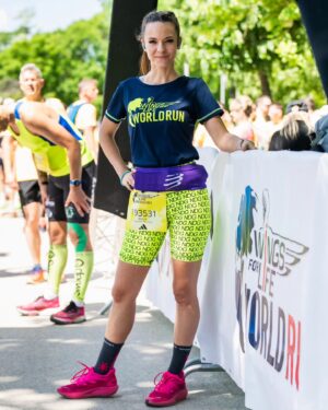 Éva Bátyai Instagram - Ugye jövő májusban is futunk együtt azokért, akik nem futhatnak?💙💛 @wflworldrun
@wingsforlife 
@redbullhu 
📸 @balazs_palfi
#együttműködés #wingsforlife #wingsforlifeworldrun #futnimenő #fussatok #futás #fussatokmertfutnijó #running #runningmotivation #sportolnijó #sport #futóverseny #budapest #varosliget