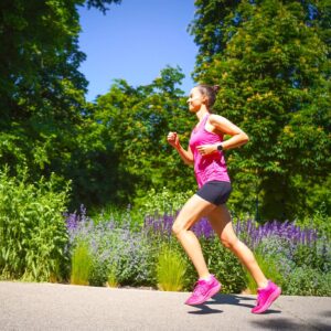 Éva Bátyai Instagram - Szerelem első futásra! 🩷 De tényleg! Ne legyen túl puha, de legyen könnyű és szokjam meg az őszi maratonig. Nos már az első közös futásunkon egymásra találtunk, pedig nekem minden új cipőhöz hetek kellenek. Azóta a második közös félmaratonunkra készülünk már! @mienkaterep  Salomon Phantasm 2 🩷 sok közös futást még nekünk!
📸 @szasza1975 🙏🙏🙏
🏃‍♀️🩷🏃‍♀️🩷🏃‍♀️🩷🏃‍♀️
#reklám #salomonrunning #salomon #futócipő #futás #fussatok #fussatokmertfutnijó #futócucc #sport #sportoljatok #bátyaiévi #bátyaiéva #margitsziget #budapest #futásmotiváció #run #running