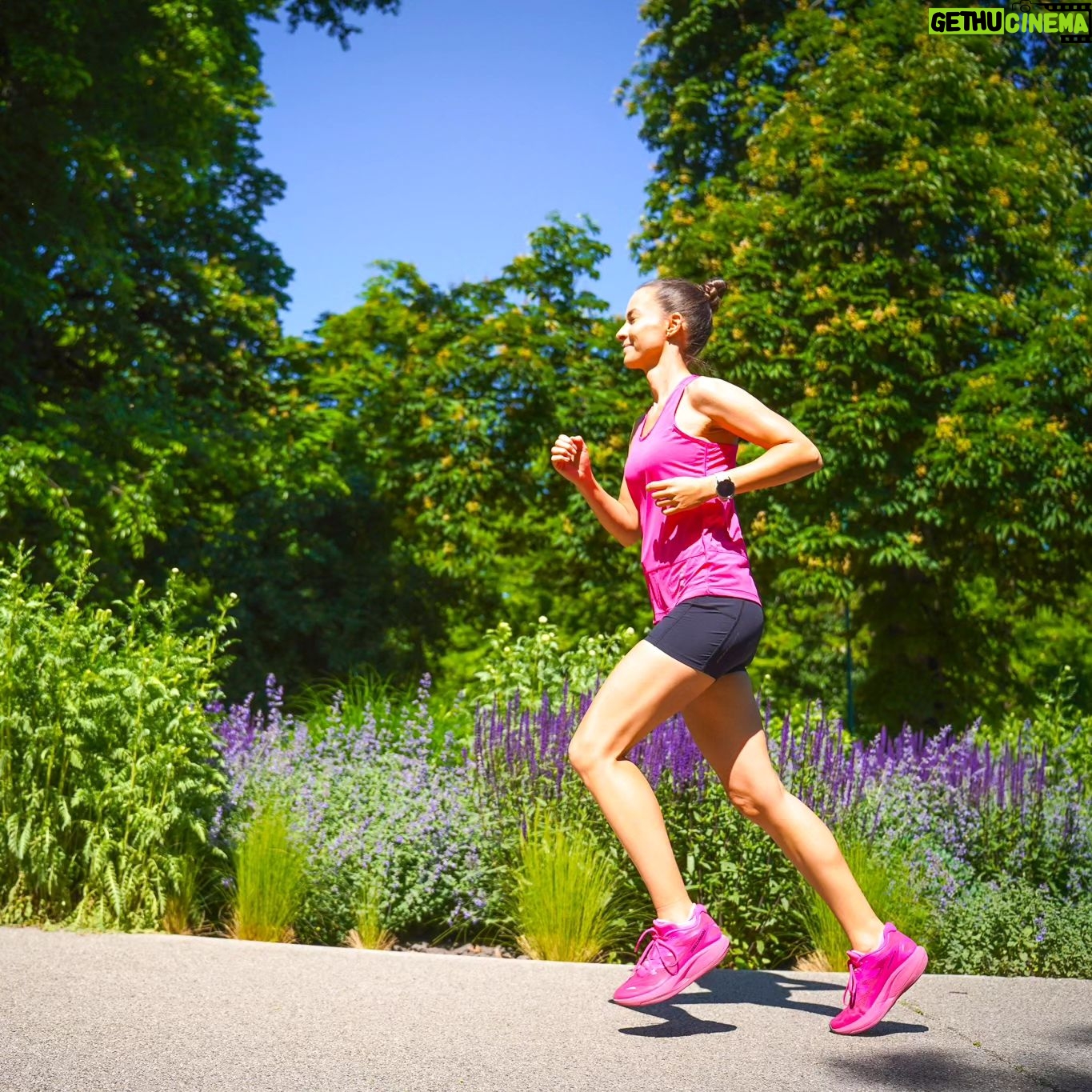 Éva Bátyai - 3 Likes - Szerelem első futásra! 🩷 De tényleg! Ne legyen túl puha, de legyen könnyű és szokjam meg az őszi maratonig. Nos már az első közös futásunkon egymásra találtunk, pedig nekem minden új cipőhöz hetek kellenek. Azóta a második közös félmaratonunkra készülünk már! @mienkaterep Salomon Phantasm 2 🩷 sok közös futást még nekünk!
📸 @szasza1975 🙏🙏🙏
🏃♀️🩷🏃♀️🩷🏃♀️🩷🏃♀️
#reklám #salomonrunning #salomon #futócipő #futás #fussatok #fussatokmertfutnijó #futócucc #sport #sportoljatok #bátyaiévi #bátyaiéva #margitsziget #budapest #futásmotiváció #run #running