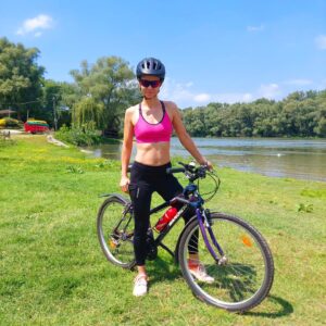 Éva Bátyai Instagram - Egy jó balatoni bringás program szombatra vagy vasárnapra??🚴‍♂️Akkor @bringazzunkegyet Én egyszerű városi bringás vagyok így miattam családilag kényelmesre vesszük a tempót (a Férjem simán bírná gyorsan is), de ha Te szeretnél, június 22-én szombaton akár versenyzőként is elindulhatsz!
Távok:
Keleti Kör – 86 KM
Nyugati Kör – 137 KM
Teljes Balaton Kör – 205 KM
Az adott távokon női és férfi kategóriában, korcsoport nélkül kerül díjazásra az 1-3 helyezett. 
Az eredményhirdetést követően minden versenyzőt és túrázót szeretettel várnak a szervezők az after party-ra. 
A túra távon indulóknak idén is a gasztropontokon kell becsekkolniuk a teljesítéshez, amiknél a fogyasztás nem kötelező. Ha kényelmesen teljesítitek e túrát akkor ha szeretnétek fagyiztok vagy pizzáztok egyet, ha siettek akkor csak beolvassátok a QR-kódot és már gurulhattok is tovább. 
Sport. Gasztro. Balcsi
🚵🚵🚵
#együttműködés #trigo #bike #sport #gasztro #balcsi #balcsikör #bicycles #summer #fun #strand
#sport #sportprogram #balaton #balatoniprogramok #bátyaiévi #bátyaiéva #sportoló #bringázás #bringázzunk #bringazzunkegyet