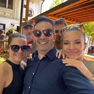 Éva Bátyai Instagram - Fokozódnak az izgalmak hétvégén a @vitezkurtos háza táján! Itt a 4. KÜRTŐSKALÁCS VIGALOM, irány a @zoobudapest @edesmacko és egyetek helyettem is még kürtőskalácsot és pörgessétek meg a kereket!!!
@justcreativeagency 
🍥🍥🍥
#kürtőskalács #kürtőskalácsvigalom #édesmackókürtőskalácscukrászda #vitézkürtős #kedvenccukrászda #kedvencédesség #budapestiprogramok #Budapest #állatkert #bátyaiévi #egyetek #igyatok