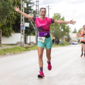 Éva Bátyai Instagram - 5. #félmaraton 🏃‍♀️‍➡️ 8km körül "még" szökkentem egyet..vagy inkább "már"... túl a holtponton... bár az edzőm, Erdélyi Nándi @ensporttraining szerint "Aki ilyet tud ugrani 18-nál az nem is fáradt!"...de ezt majd még kivesézzük. A futás örömét mindenképpen, a szombati @badacsonymaraton félmaratoni táv küzdelmét már annál kevésbé tükrözi az első fotó...a másodikon meg őszintén nem tudom, hogy sírtam vagy nevettem épp...és ilyen "hullámvasút" volt az egész verseny. Szombaton a várakozás, bemelegítés ömlő esőben, majd jött a rajt, amikor kisütött a nap....aztán egy darabig tűzött(nem baj locsoltam a fejemet). Végig irgalmatlan pára, féltávtól meg szembe fújt a szél. Ezzel egy időben kezdtem elfogyni, mert aki a verseny előtti napokban nem figyel arra, hogy rendesen egyen, az könnyen így jár még akkor is, ha felkészült és figyel a frissítésre. Szerencsére hamar észbe kaptam és így időben sikerült "visszajönni", de nem mondanám, hogy szerettem azt a pár kilométert. Konkrétan lefeküdtem volna az árokpartra kicsit aludni inkább, mint fussak, de úrrá lettem a helyzeten és még csak bele sem sétáltam. Az utolsó kilométerekre megérkezett pár perc eső is, amit imádtam, de azt annyira nem, hogy 21,1km-nél még közel s távol nem volt a célkapu! Szó szerint "a kanyarban sem", viszont a pálya itt már annál kevésbé volt jól futható. Így estem szét mentálisan az utolsó extra pár száz méterre, amikor már minek???? De beértem!
Az volt a célom, hogy ezen a szintes hepehupás félmaratonon fussak egy olyan időt, mint még ősszel a síkon. Ha a konkrét 21,1km félmaratoni távra gondolok, akkor ez sikerült is és elégedett vagyok, jó érzések vannak bennem de már dolgozik az "Azért lehetett volna jobb időt is futni!" és a "Hogyan tudtam volna jobb időt futni?"... A héten pihi van, óvatos futásokkal és még emésztem a versenyt, aztán jövő héten átbeszéljük Nándival is. Egy biztos, lehetséges, hogy lehetett volna jobb időt is összehozni, de amit végül sikerült, az is a fejlődés irányába mutat. Futunk tovább! 🏃‍♀️‍➡️🏃‍♀️‍➡️🏃‍♀️‍➡️🏃‍♀️‍➡️
📸 @gergelyzakany 🙏🙏🙏
#ensporttraining #ensportsystem #edzéstervezés
#edző #futóedző #futóverseny #futás #futásközben  #balaton #badacsony #sport