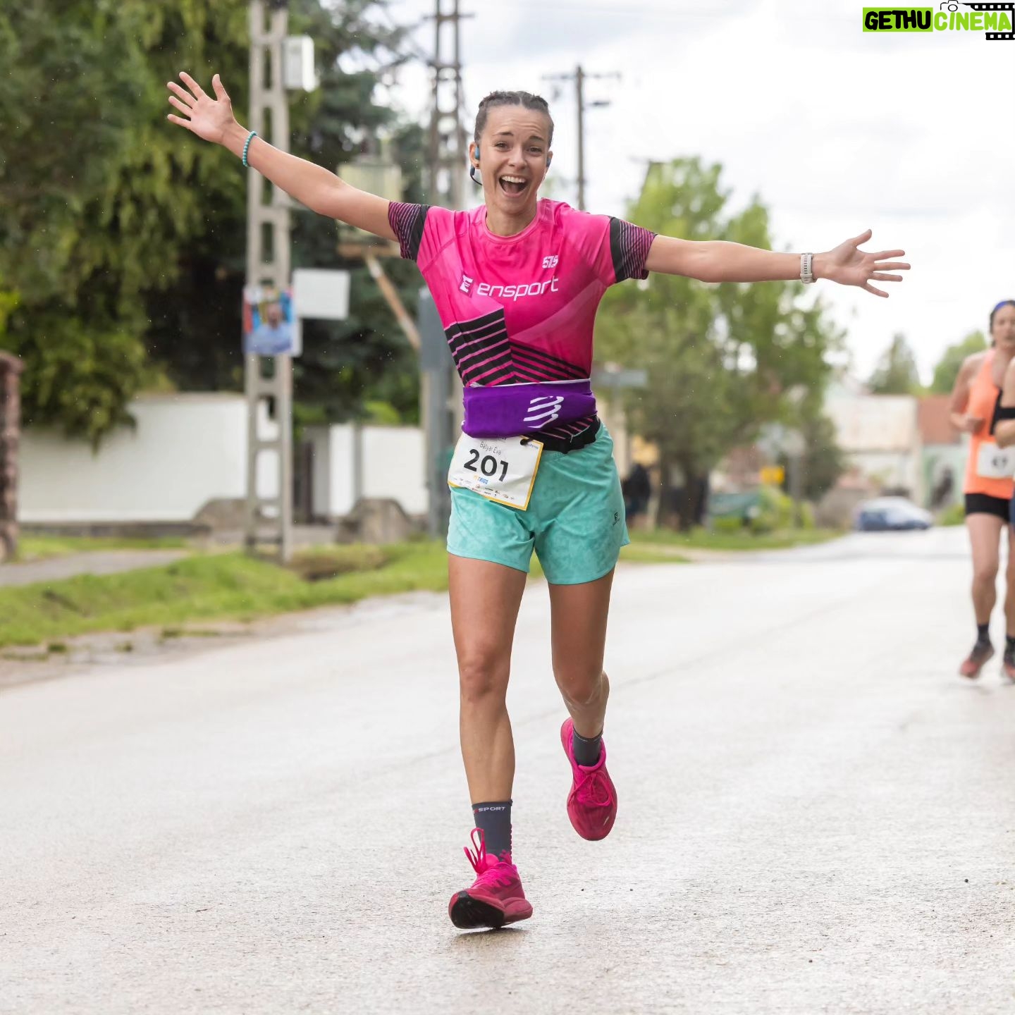 Éva Bátyai - 3 Likes - 5. #félmaraton 🏃♀️➡️ 8km körül "még" szökkentem egyet..vagy inkább "már"... túl a holtponton... bár az edzőm, Erdélyi Nándi @ensporttraining szerint "Aki ilyet tud ugrani 18-nál az nem is fáradt!"...de ezt majd még kivesézzük. A futás örömét mindenképpen, a szombati @badacsonymaraton félmaratoni táv küzdelmét már annál kevésbé tükrözi az első fotó...a másodikon meg őszintén nem tudom, hogy sírtam vagy nevettem épp...és ilyen "hullámvasút" volt az egész verseny. Szombaton a várakozás, bemelegítés ömlő esőben, majd jött a rajt, amikor kisütött a nap....aztán egy darabig tűzött(nem baj locsoltam a fejemet). Végig irgalmatlan pára, féltávtól meg szembe fújt a szél. Ezzel egy időben kezdtem elfogyni, mert aki a verseny előtti napokban nem figyel arra, hogy rendesen egyen, az könnyen így jár még akkor is, ha felkészült és figyel a frissítésre. Szerencsére hamar észbe kaptam és így időben sikerült "visszajönni", de nem mondanám, hogy szerettem azt a pár kilométert. Konkrétan lefeküdtem volna az árokpartra kicsit aludni inkább, mint fussak, de úrrá lettem a helyzeten és még csak bele sem sétáltam. Az utolsó kilométerekre megérkezett pár perc eső is, amit imádtam, de azt annyira nem, hogy 21,1km-nél még közel s távol nem volt a célkapu! Szó szerint "a kanyarban sem", viszont a pálya itt már annál kevésbé volt jól futható. Így estem szét mentálisan az utolsó extra pár száz méterre, amikor már minek???? De beértem!
Az volt a célom, hogy ezen a szintes hepehupás félmaratonon fussak egy olyan időt, mint még ősszel a síkon. Ha a konkrét 21,1km félmaratoni távra gondolok, akkor ez sikerült is és elégedett vagyok, jó érzések vannak bennem de már dolgozik az "Azért lehetett volna jobb időt is futni!" és a "Hogyan tudtam volna jobb időt futni?"... A héten pihi van, óvatos futásokkal és még emésztem a versenyt, aztán jövő héten átbeszéljük Nándival is. Egy biztos, lehetséges, hogy lehetett volna jobb időt is összehozni, de amit végül sikerült, az is a fejlődés irányába mutat. Futunk tovább! 🏃♀️➡️🏃♀️➡️🏃♀️➡️🏃♀️➡️
📸 @gergelyzakany 🙏🙏🙏
#ensporttraining #ensportsystem #edzéstervezés
#edző #futóedző #futóverseny #futás #futásközben #balaton #badacsony #sport