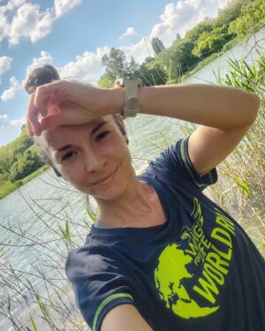 Éva Bátyai Instagram - Komolyan veszed és versenyzel? Hajrá!! 🏃‍♀️Nincs terved, csak ki próbalod mennyi fér bele, mennyit bírsz? Futáás!🏃‍➡️ Az aznapi edzésedet fogod lefutni? ✌️ Én pl. IGEN! Kocogsz és közben bandázol egy jót? Úgy is jó!!🏃‍♂️🏃‍♀️‍➡️🏃 @wflworldrun 💛💙
Egy a lényeg, május 5-én vasárnap 13.00 órakor fussunk együtt azokért, akik nem futhatnak!
A nevezési díj 100%-ban jótékony célra megy (gerincvelőt érintő betegséggel vagy sérüléssel együtt élők gyógyítására és a lehetséges gyógymódok kutatására). A futás különlegessége, hogy szerte a világon egyszerre, egy időben futunk, ez Magyarországon 13:00. Az applikációnak köszönhetően, a futás egyénileg is teljesíthető, bárki, bárhol részt vehet, akárhol is legyen. Nincs konkrét teljesítendő táv, mindenki annyit fut, amennyit szeretne, vagy amennyit bír.”
Az esemény különlegessége a mozgó célvonalként működő „Catcher Car” vagy „Követő kocsi”, amely 30 perccel a rajt után, 15 km/h sebességgel indul, majd folyamatosan növeli a sebességet, mindaddig, amíg az utolsó sportolókat is utol nem éri.
@wingsforlife @redbullhu
🏃🏃‍♂️🏃‍♀️‍➡️🏃‍➡️🏃‍♀️💛💙❤️
#együttműködés #wingsforlife #wingsforlifeworldrun #runningmotivation #running #futnimenő #futás #fussatok #fussatokmertfutnijó #bátyaiévi
#batyaiéva
