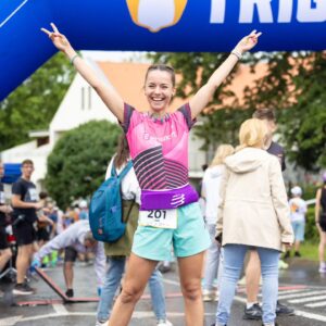 Éva Bátyai Instagram - 5. #félmaraton 🏃‍♀️‍➡️ 8km körül "még" szökkentem egyet..vagy inkább "már"... túl a holtponton... bár az edzőm, Erdélyi Nándi @ensporttraining szerint "Aki ilyet tud ugrani 18-nál az nem is fáradt!"...de ezt majd még kivesézzük. A futás örömét mindenképpen, a szombati @badacsonymaraton félmaratoni táv küzdelmét már annál kevésbé tükrözi az első fotó...a másodikon meg őszintén nem tudom, hogy sírtam vagy nevettem épp...és ilyen "hullámvasút" volt az egész verseny. Szombaton a várakozás, bemelegítés ömlő esőben, majd jött a rajt, amikor kisütött a nap....aztán egy darabig tűzött(nem baj locsoltam a fejemet). Végig irgalmatlan pára, féltávtól meg szembe fújt a szél. Ezzel egy időben kezdtem elfogyni, mert aki a verseny előtti napokban nem figyel arra, hogy rendesen egyen, az könnyen így jár még akkor is, ha felkészült és figyel a frissítésre. Szerencsére hamar észbe kaptam és így időben sikerült "visszajönni", de nem mondanám, hogy szerettem azt a pár kilométert. Konkrétan lefeküdtem volna az árokpartra kicsit aludni inkább, mint fussak, de úrrá lettem a helyzeten és még csak bele sem sétáltam. Az utolsó kilométerekre megérkezett pár perc eső is, amit imádtam, de azt annyira nem, hogy 21,1km-nél még közel s távol nem volt a célkapu! Szó szerint "a kanyarban sem", viszont a pálya itt már annál kevésbé volt jól futható. Így estem szét mentálisan az utolsó extra pár száz méterre, amikor már minek???? De beértem!
Az volt a célom, hogy ezen a szintes hepehupás félmaratonon fussak egy olyan időt, mint még ősszel a síkon. Ha a konkrét 21,1km félmaratoni távra gondolok, akkor ez sikerült is és elégedett vagyok, jó érzések vannak bennem de már dolgozik az "Azért lehetett volna jobb időt is futni!" és a "Hogyan tudtam volna jobb időt futni?"... A héten pihi van, óvatos futásokkal és még emésztem a versenyt, aztán jövő héten átbeszéljük Nándival is. Egy biztos, lehetséges, hogy lehetett volna jobb időt is összehozni, de amit végül sikerült, az is a fejlődés irányába mutat. Futunk tovább! 🏃‍♀️‍➡️🏃‍♀️‍➡️🏃‍♀️‍➡️🏃‍♀️‍➡️
📸 @gergelyzakany 🙏🙏🙏
#ensporttraining #ensportsystem #edzéstervezés
#edző #futóedző #futóverseny #futás #futásközben  #balaton #badacsony #sport