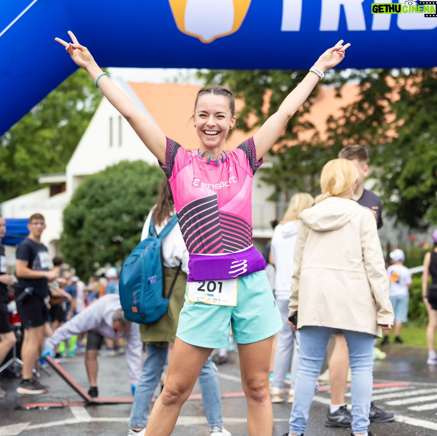 Éva Bátyai - 3 Likes - 5. #félmaraton 🏃♀️➡️ 8km körül "még" szökkentem egyet..vagy inkább "már"... túl a holtponton... bár az edzőm, Erdélyi Nándi @ensporttraining szerint "Aki ilyet tud ugrani 18-nál az nem is fáradt!"...de ezt majd még kivesézzük. A futás örömét mindenképpen, a szombati @badacsonymaraton félmaratoni táv küzdelmét már annál kevésbé tükrözi az első fotó...a másodikon meg őszintén nem tudom, hogy sírtam vagy nevettem épp...és ilyen "hullámvasút" volt az egész verseny. Szombaton a várakozás, bemelegítés ömlő esőben, majd jött a rajt, amikor kisütött a nap....aztán egy darabig tűzött(nem baj locsoltam a fejemet). Végig irgalmatlan pára, féltávtól meg szembe fújt a szél. Ezzel egy időben kezdtem elfogyni, mert aki a verseny előtti napokban nem figyel arra, hogy rendesen egyen, az könnyen így jár még akkor is, ha felkészült és figyel a frissítésre. Szerencsére hamar észbe kaptam és így időben sikerült "visszajönni", de nem mondanám, hogy szerettem azt a pár kilométert. Konkrétan lefeküdtem volna az árokpartra kicsit aludni inkább, mint fussak, de úrrá lettem a helyzeten és még csak bele sem sétáltam. Az utolsó kilométerekre megérkezett pár perc eső is, amit imádtam, de azt annyira nem, hogy 21,1km-nél még közel s távol nem volt a célkapu! Szó szerint "a kanyarban sem", viszont a pálya itt már annál kevésbé volt jól futható. Így estem szét mentálisan az utolsó extra pár száz méterre, amikor már minek???? De beértem!
Az volt a célom, hogy ezen a szintes hepehupás félmaratonon fussak egy olyan időt, mint még ősszel a síkon. Ha a konkrét 21,1km félmaratoni távra gondolok, akkor ez sikerült is és elégedett vagyok, jó érzések vannak bennem de már dolgozik az "Azért lehetett volna jobb időt is futni!" és a "Hogyan tudtam volna jobb időt futni?"... A héten pihi van, óvatos futásokkal és még emésztem a versenyt, aztán jövő héten átbeszéljük Nándival is. Egy biztos, lehetséges, hogy lehetett volna jobb időt is összehozni, de amit végül sikerült, az is a fejlődés irányába mutat. Futunk tovább! 🏃♀️➡️🏃♀️➡️🏃♀️➡️🏃♀️➡️
📸 @gergelyzakany 🙏🙏🙏
#ensporttraining #ensportsystem #edzéstervezés
#edző #futóedző #futóverseny #futás #futásközben #balaton #badacsony #sport