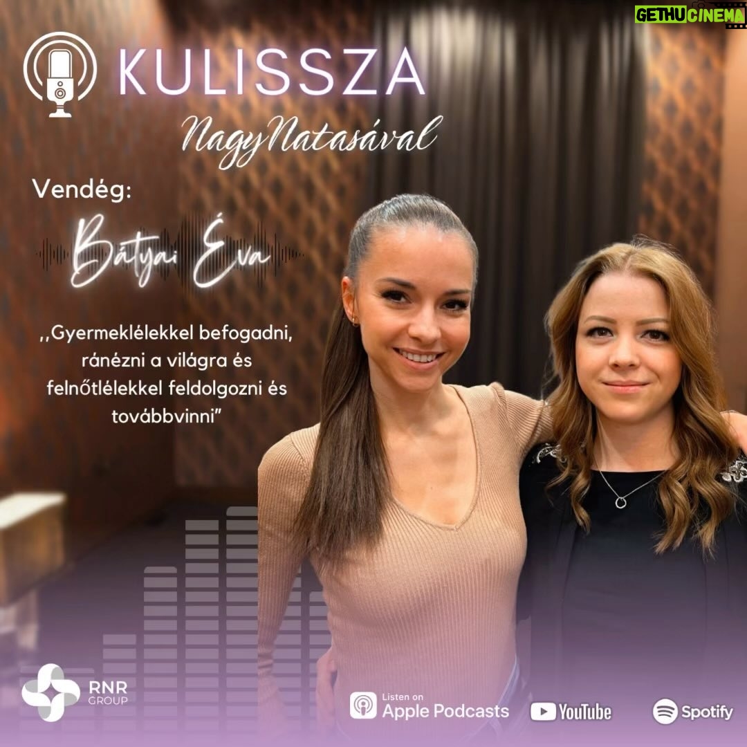 Éva Bátyai - 138 Likes - 🎙️💜A Kulissza mai vendége Bátyai Évi színésznő.💜🎙️
A Barátok Közt sorozat kapcsán ismerte meg őt az ország. 🎬 A sorozat előtt évekig játszott az ország különböző színházaiban, általában naíva karatereket. Jelenleg az Újszínház tagja, de játszik Békéscsabán és Budapesten a Vidámszínpadon is. 🎭 Gyönyörű nő, odaadó anya és kitartó futó. A szépség, amennyire segítette, annyira gátakat és előítéleteket is szabott az életében, főleg a pályája elején. Elmondása szerint az anyává válás hozta meg a nyugalmat és a nőiességének teljes elfogadását az életében. 👨👩👦👦 A pandémiás időszakban kezdett el rendszeresen futni, ami aztán odáig “fajult”, hogy idén már a maratonra készül. 🏃🏻♀️💪🏼
Hogyan tudja megtalálni az egyensúlyt a család, a színészet és sport között❓
A beszélgetésből kiderül!
➡️ Link a bioban!
#batyaievi #színésznő #rnrgroup #podcast #beszélgetés #kulissza #kulisszákmögött #baratokkozt #újszínház #vidamszinpad #anyaság #futás #maraton
