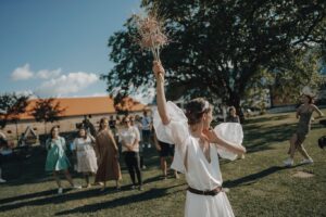 Eva Podzimková Instagram - Podzimkovi 🕊🤍

Díky milým rodinám a kamarádům, bez vás by nic z toho nebylo.

(Díky stevardům karosy @sunlenka.j a Tomášovi, bez kterých by tam půlka hostů nedojela.)

Díky @jansebastiencom, který všechnu tu radost dokázal takto skvěle zachytit. (Stejně tak @svatebnivideo .)

Díky @sobje za snové šaty pro mě.

Díky Petrovi a klukům z @harafica za milované písně u oltáře.

Díky Zuzaně @farmasluncekviti za květiny, co vyrostly za kopcem, a za geniální nápad s česnekem.

Díky @golden_delicious_partyband za to, že zvedli ze židlí všechny účastníky ve věku 0-75 let.

Díky dramaťáku za to, že mi do života přinesl tyto fantastické dámy. @marketica_ díky za ručně vyšívaný svatební věnec a estetický dozor a @burja.kh za, spolu s @_petrbuchta , nejlepší svědectví in the whole f***ing world!

Díky @kitkaadamikova, že při mně stojí už téměř dvacet let a ona je ta praktická.

Díky @houska za nádherný make-up a vlasy bez jakékoliv zkoušky, protože jí prostě můžeš věřit. A díky @petralock za perfektní backstage support.

Díky Marcele z @titique_patisserie za dort(íky), co absolutně předčil(y) veškerá očekávání.

Díky @dvur_honetice za obrovskou vstřícnost, vkus a zápal, za skvělé služby a bezproblémový průběh a za úsměvy na tvářích až do svítání.

Díky Matěji a Loto, že jsme rodina.

Eva je_Podzimková