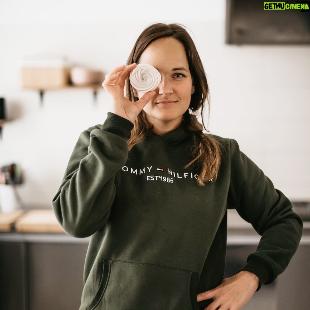 Eva Tomečková - 92 Likes - Kuk 🌸👀
Jak se dnes máte? My se dnes pěkně otáčíme, chystáme rauty sladké i slané a já občas kouknu z okna a říkám si “kde je to jaro?” 😅 Ale jsem šťastná, že jsem zrovna teď a tady a že dělám to, co mě baví 👩🏻🍳
Mimochodem, chodí mi zprávy na recept, který jsem posledně sdílela - sýrové chipsy 🧀
Jsem moc ráda, že vám recept chutná a že ho řadíte do svých domácích kuchařek, jako recept k večernímu filmu nebo pro/na návštěvy 🙋🏻♀️
A mám pro vás skvělou zprávu. Brzy totiž přidám další recept a ten je jednoduše mňam! 🥙
Tipnete si co to bude?🤔 Napovím vám - bude se hodit, když zbydou brambory od oběda a pochutná si celá rodina 😋🥔
Těšíte se?🤤
