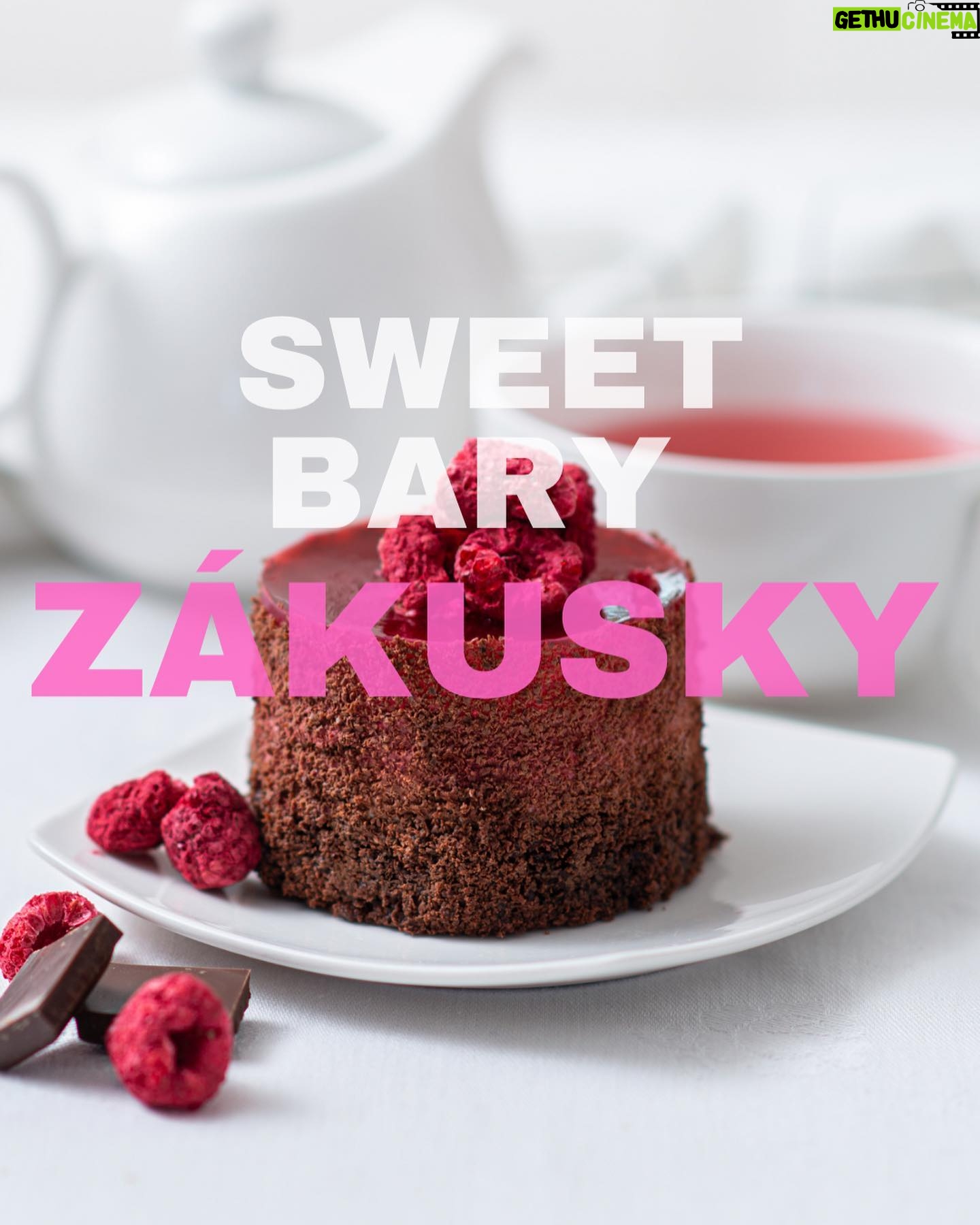 Eva Tomečková - 101 Likes - Tentokrát pro Vás mám menší info k zákuskům a sweetbarům, které u nás také můžete objednávat a objednáváte 🤍
V textu níže je opět seznam těch nejčastějších objednávek. Rádi Vám však vyjdeme vstříc v případě jiných požadavků apod.
V rámci dortů, ať už narozeninových nebo svatebních vždy domluvíme design, který byste rádi a my uděláme vše pro to, abychom vám vaše přání splnili a vykouzlili úsměv na tváři. Všechny naše produkty jsou čerstvě připravené, vyrobeny zásadně z kvalitních surovin a bez náhražek. A samozřejmě vyrobeny s láskou 🤍
Zákusky jsou opět i v 👆🏻 highlights 👆🏻 v sekci Zákusky 🍰🎂
Seznam je ale jak jsem slíbila i zde v textu níže 👇🏻
⚪️Zákusky⚪️
- Laskonka
- Karamelová tartaletka
- Pavlova s lemon curd
- Lemon tartaletka
- Krustián (světlý/ čokoládový)
- Čoko malina (zákusek, dort)
- Mango košíček
- Karamelka
- Ovocná tyčinka
- Belgická tyčinka
- Makronka
- Čokoládová kostka
- Lízátko
- Ovocný košíček
- Jahodová princezna
- Jablíčkový sen
- Bezlepková roláda
⚪️Cukroví ⚪️
- Kokosová roláda
- Linecké s rybízovou marmeládou
- Karamelové rohlíčky
- Marokánky
- Marcipánky s nugátem
- Medovníčky s povidly zdobené čokoládou
- Belgické tyčinky
- Laskonky
- Karamelky
- Ořechy
- Citrónové tyčinky
⚪️Naše oblíbené ⚪️
- Štrůdl s jablky
- Cuketová bábovka
- Bílková bábovka s citrónem
- Svatební koláčky (mák, tvaroh)
- České buchty
- Mrkvánky
⚪️Nízké dorty⚪️
- Makronkový dort
- Velká laskonka
- Věnec z krustiánků
- Čoko malina
⚪️Dorty vyšší⚪️
- potahované/zdobené domácím marcipánem 580,-/kg
- nahé s ovocem a dekorací 480.-/kg
#food #foodporn #photography #raut #sweetbar #sweet #sugar #homemade #handmade #pastry #cake #love #wedding #birthdaycake #birthday #weddingcake #evicenstvo #trinec #ostrava #praha #cukrarka #svatby #svatba #narozeniny #dort #narozeninovydort #svatebnidort #svatebnidekorace