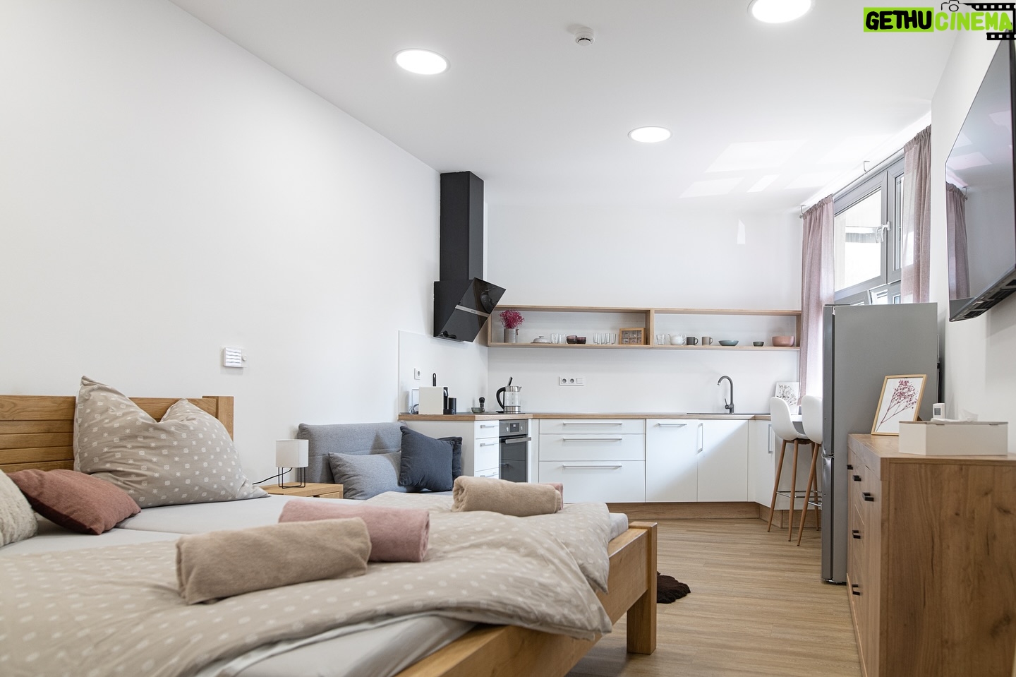 Eva Tomečková - 57 Likes - Krásný den, víte o našich moderních a pohodlných apartmánech, kde se spojuje elegance s pohodlím, ať už jste v Třinci pro práci nebo odpočinek? 🏔️
Apartmány mají vlastní kuchyň pro ty, kdo si rádi vaří sami nebo jídlo pro vás s radostí připravíme my 😊Ubytování je v blízkosti hor, přírody i centra města a samozřejmostí je i parkování 🚗
Zkratka ideální pro pracovní cesty i (aktivní) odpočinek 😊🏡
Těším se na vás!🏡 Ubytování rezervujte na našem webu evicenstvo.cz nebo přes booking 📲🏡
#evicenstvo #pracovnicesta #ubytovani #apartmany #trinec #ostrava #praha #moderniubytovani #apartment #nature #priroda #beskydy #odpocinek #hory #turista