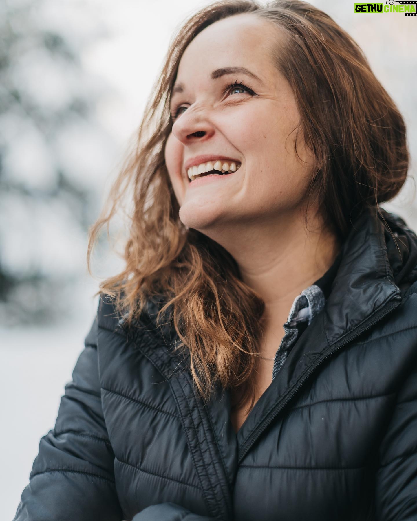 Eva Tomečková - 167 Likes - Ahoj milí příznivci a milovníci sladkých dobrot! 🍰👩🍳
Dnes se potřebuji zeptat já vás 👀
Dějí se skvělé věci, obracíte se na mě s krásnými zakázkami, kreativními dorty, rauty, chodíte na kurzy a píšete mi zprávy, které mě zahřejí u srdce🩷.
A já bych vám chtěla na oplátku dodávat obsah, který vás bude inspirovat a bavit ještě víc. Proto přicházím s pár otázkami.
Dejte mi prosím vědět, co byste rádi viděli více na mém profilu 🤔❤️
Máte rádi recepty, momentky, zákulisí pečení a vaření, nebo třeba tipy do kuchyně?
Chtěli byste více mých příběhů, livestreamů, mého zpívání, nebo třeba více praktických informací o kurzech, ubytování atd?
Dejte mi vědět v komentářích nebo hlasováním v stories! 🙏🏻
Vaše názory jsou pro mě cenným zdrojem inspirace.
Děkuji, že jste tady semnou! 🍰✨
#VašeNázoryJsouDůležité #SledujteCoChceteVidět”
#vašenázory #cukrářskýsvět #cochcetesledovat #pekařskáinspirace #evicenstvo #sladkákomunita #pečemeSpolu #sdílímeRadost #sladkýživot #trinec #cukrářkaNaInstagramu #ostrava #praha #pekařskéUmění #připomínkyVítány